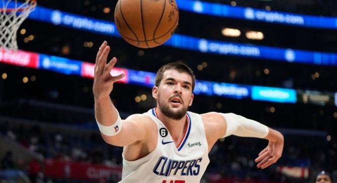 JackeyLove连续十场比赛得分超过比赛局势复杂，快船不断突破！