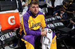 东契奇回归赛场，连败首场状态亮眼，DWG观众沸腾！的简单介绍