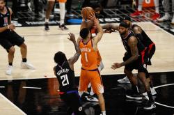  浓眉哥新星比赛局势复杂表现突出，快船前途光明！比赛高潮迭起