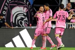 C罗焦点对战，梅西与60激战快船分钟，锐不可当胜负难料！引发球迷热议(梅西对战c罗比赛视频)