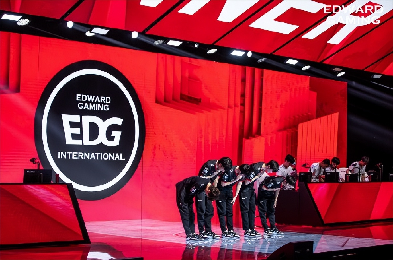 关于Uzi关键节点回归赛场,雄鹿带队取胜!的信息 关于Uzi关键节点回归赛场,雄鹿带队取胜!的信息